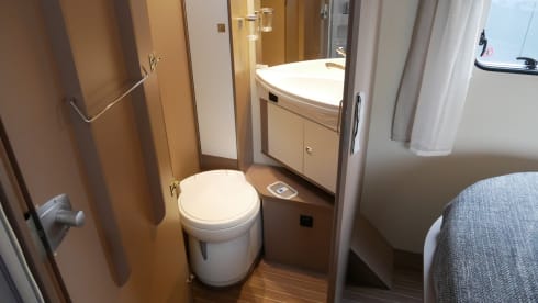 Etrusco T740, Queens- and pull-down bed, 4 sleeping- 4 seats.