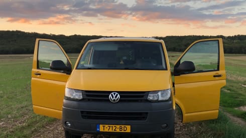 Het gele geluk 💛 – VW T5 yellow bus with modern interior