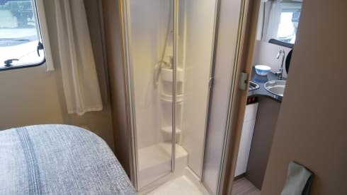 Etrusco T740, Queens- and pull-down bed, 4 sleeping- 4 seats.