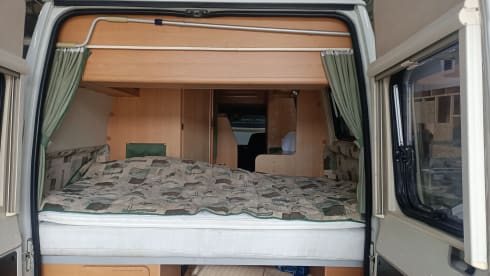 ☀️ 4-person bus camper with fixed bed, awning & solar panel – also for sale!