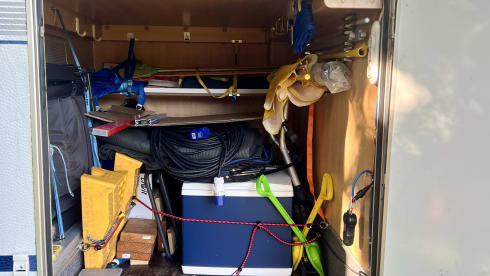 Met nieuwe navigatie, garage, airco en fietsendrager  – Comfortable family camper: see last minute August