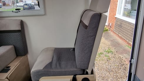 Betty Bob – Betty Bob is een luxe automatische camper met 5 zitplaatsen en 6 slaapplaatsen 