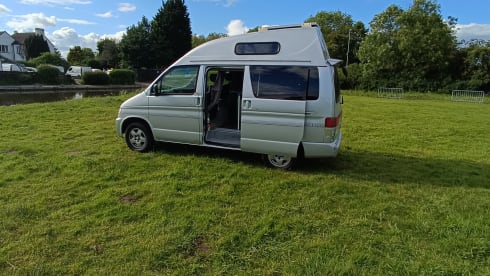 Hightop deluxe  – MAZDA BONGO DELUXE HIGH TOP 2 BERTH  