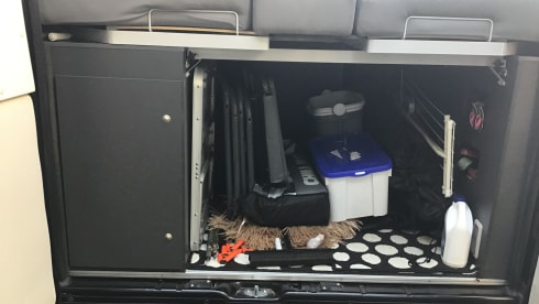 Mooie zwarte camperbus