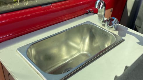 Red adventure  – 2p Volkswagen bus uit 2015