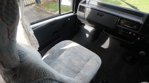 Cyril – Luxury off grid retro camper toilet hot shower 