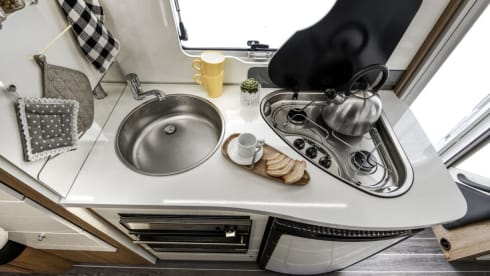 DELUXE 6 berth & 5 seatbelts – WiFi ✅, TV's ✅, Pets ✅, Awning, ✅ Bikes ✅ EU travel ✅