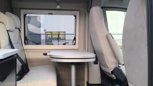 Zwarte camperbus – 2p Carado bus uit 2025