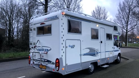 Bob – Spacious, cozy camper with air conditioning + navigation for family