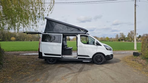ROSA – 2023 4-person Ford campervan