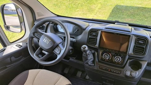 King VIII – Brand new, luxurious alcove camper for 5 people