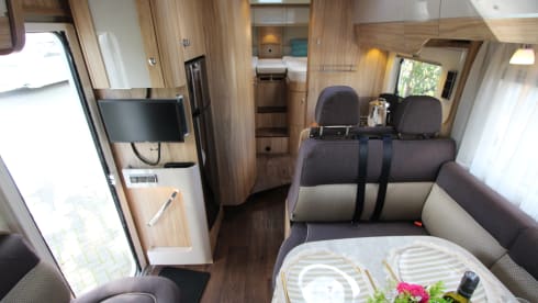 Luxe 4-Persoons Camper – Comfortabel & Zorgeloos Op Avontuur!  – 4p Fiat semi-integrated uit 2019