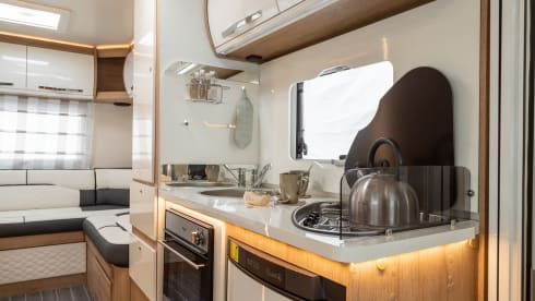 INCONTRA MAGGIE - IL NOSTRO ROLLER TEAM 2022 747 6 POSTI LETTO, 6 CINGHIE FURGONE FAMIGLIA