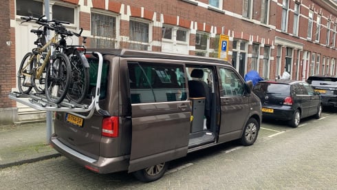 Bruintje – 4p Volkswagen campervan uit 2013