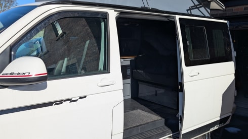 KEVS KAMPER  – 4 berth Volkswagen campervan ( INSURANCE INCLUDED)