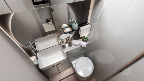 2026 4P McLouis 870+roof air conditioning, automatic 180 hp, bicycle rack, LPG, underfloor heating 