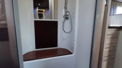 Rollerteam Orion – Hele luxe 4 persoons camper met queensbed en hefbed, veel bergruimte