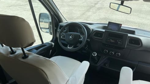 Zo goed als nieuw, zeer luxe, ruime én comfortabele 5pers. camper uit 2022  – 5p Renault semi-integrated from 2022