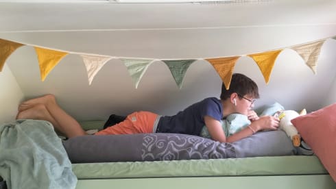 Atmospheric 5-person camper including bedding