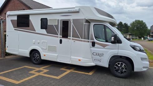 SimplyTheBest – 5p (4+1) McLouis semi-integrated 2024 Peugeot 165PK