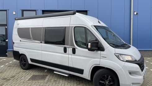 Tourer 5.9 – Carado CV 601 - fixed bed with a length of 5.99 METER!