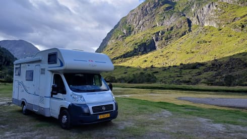 Family camper with XL garage and a cozy sitting area! (6Person)