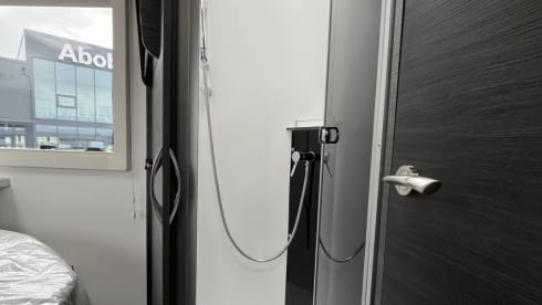 Benimar met queensbed, grote keuken en electrische fietsendrager