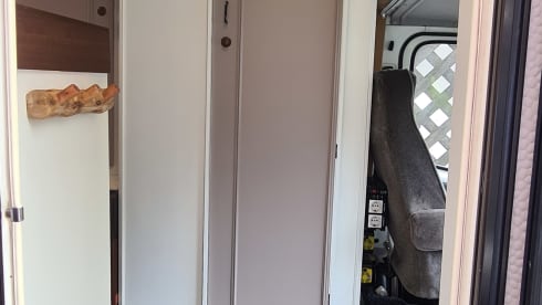 4 person 2.5l Ford transit alcove camper, completely renovated!
