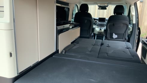 Belle Mercedes Vito, version polo Marco dans la Nieuwstraat