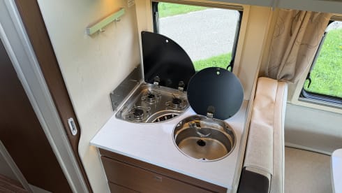 Camper met enkele bedden en alkoof!
