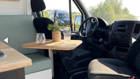 Bussie  – Atmospheric Sprinter bus - off grid