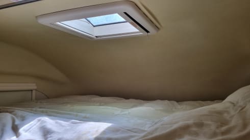 Compact 4p Hymer alcove with bunk bed