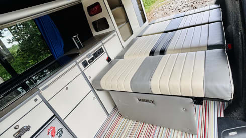 JAXX ~ THE LWB, BIGGER, BETTER CAMPERVAN – VW T5 Langversion ~ Retro-Interieur ~ 4 Schlafplätze ~ Heizung ~ Top-Ausstattung 