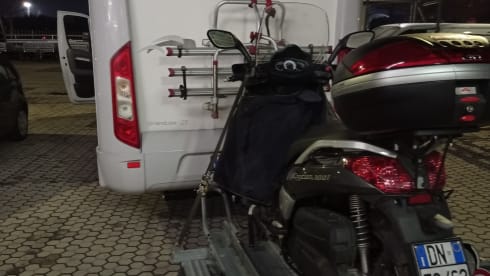 Ambrogio e Cristiana – Three children, a dog, desire for freedom