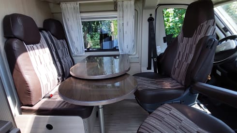 Pössl road cruiser from 2017 with longitudinal beds