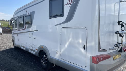 Rapido – Luxus-Wohnmobil: Kingsize-Inselbett, separate Dusche, große Garage