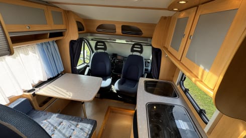 Bel camper semi-integrato Dethleffs per un massimo di 4 persone