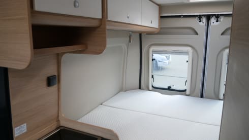 Carado 5.40 meter Buscamper, 2 sleeping - 4 seats.