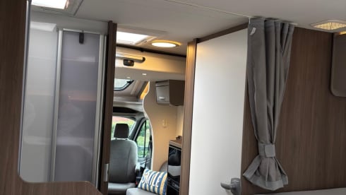 Making Memories 3 – 4persoons Ford Carado T447 half integraal uit 2025 met een Hefbed