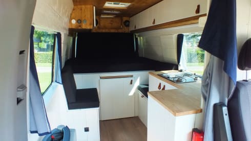 Co-Camper – Mercedes-Benz sprinter with wooden interior