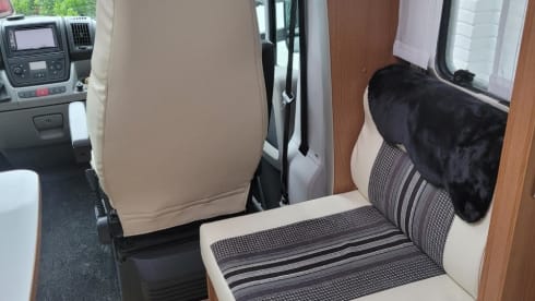 Beautiful, large and very comfortable 2p LMC semi-integral from 2009