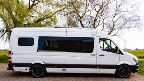 Gigi – 2p Mercedes Sprinter Off Grid (Bed 02m05!)