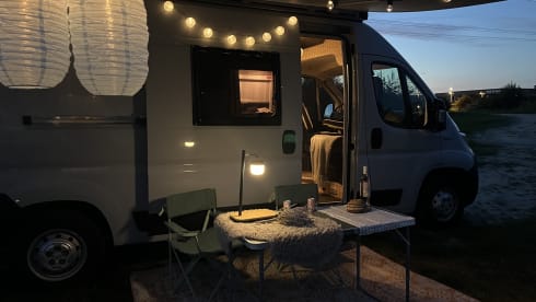 Vini  – Prachtige jonge luxe 4-persoons buscamper met airco