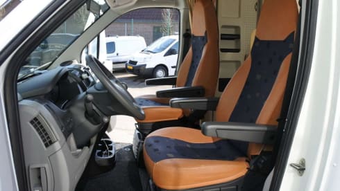 Widely equipped 4p Fiat Dethleffs with double bed, bunk bed.