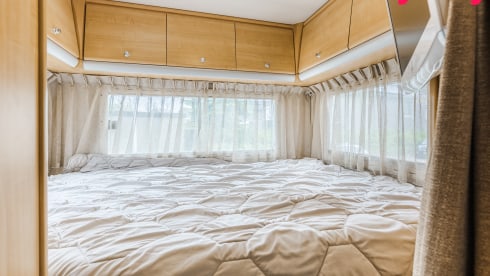 Alkoof King –  Fully equipped 6p camper with roof air conditioning and automatic leveling system