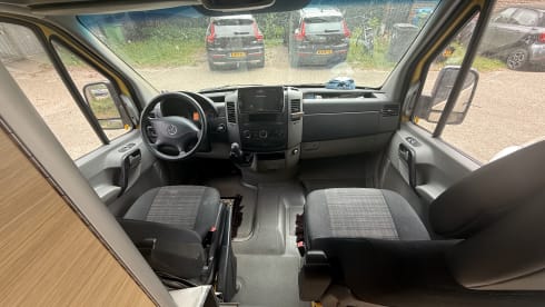 Super nice 4x4 Mercedes bus camper