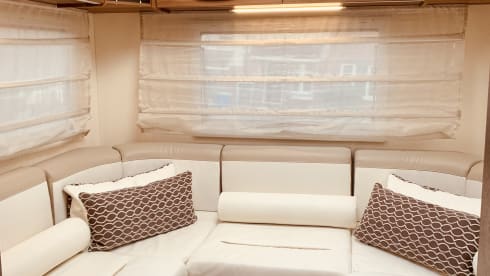 VIP 6 berth & 6 seatbelts – WiFi ✅ 2 TV's ✅ Pets ✅ Bikes ✅ Awning ✅ EU Travel ✅