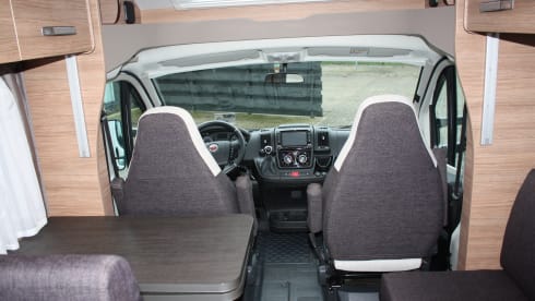 half integraal camper – This luxurious 4-person semi-integrated camper from the Weinsberg brand 