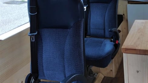 Co-Camper – Mercedes-Benz sprinter with wooden interior
