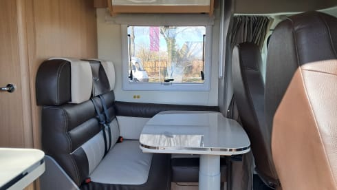 Luxe Etrusco Automaat met enkele bedden/hefbed ,grote garage